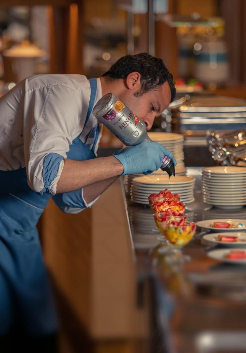 Crystal Inn Hotel - Alamein (Adults Only) Ελ Αλαμέιν Εξωτερικό φωτογραφία A cook using a whipped cream dispenser