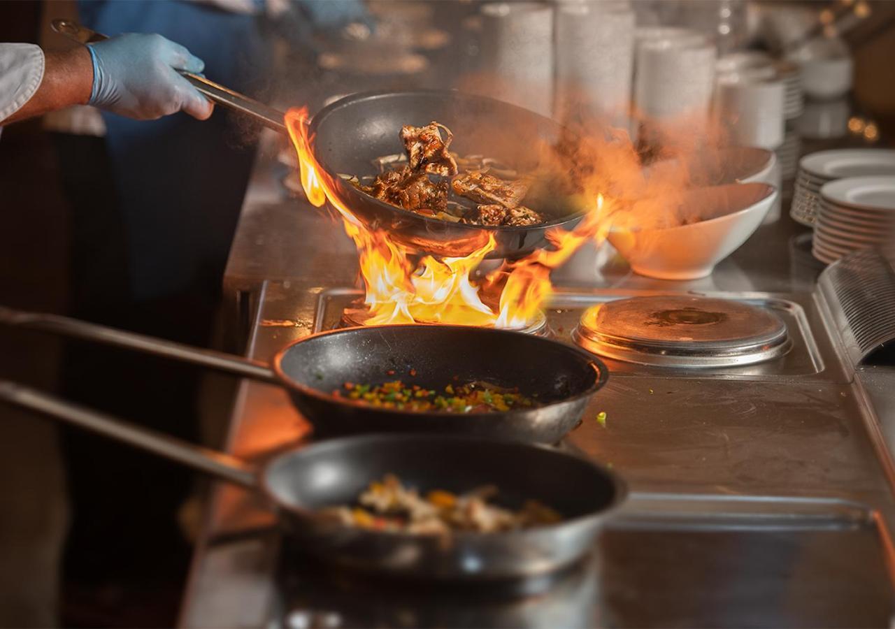 Crystal Inn Hotel - Alamein (Adults Only) Ελ Αλαμέιν Εξωτερικό φωτογραφία A chef cooking with a wok